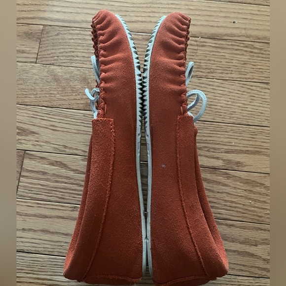 [US10] Manitobah Mukluks Kayak Moccasin Women's Orange Moccasins - Picture 5 of 10